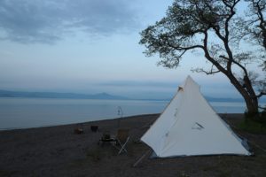 美しい湖畔のひと時を！六ツ矢崎浜オートキャンプ場