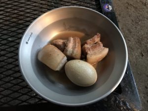 簡単だけどキャンプっぽく♪ダッチオーブンで作る「豚の角煮」