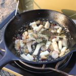 たまにはオシャレっぽく♪スキレットで作る簡単アヒージョ！