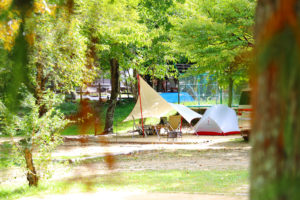 大峰山間の静かなフィールド。白の平オートキャンプ場