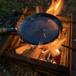 焚き火のために生まれたギア。Bush Craft Inc.「たき火フライパン」