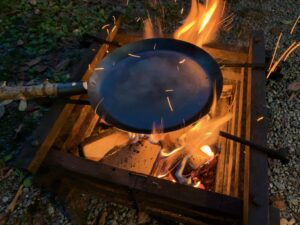焚き火のために生まれたギア。Bush Craft Inc.「たき火フライパン」