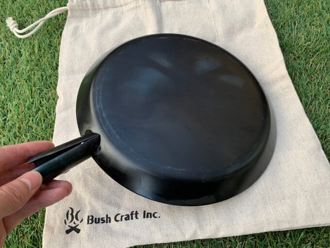 焚き火のために生まれたギア。Bush Craft Inc.「たき火フライパン」 | DADAキャンプ