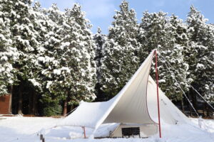 露天風呂あり！自然多めの林間サイト。キャンプリゾート森のひととき