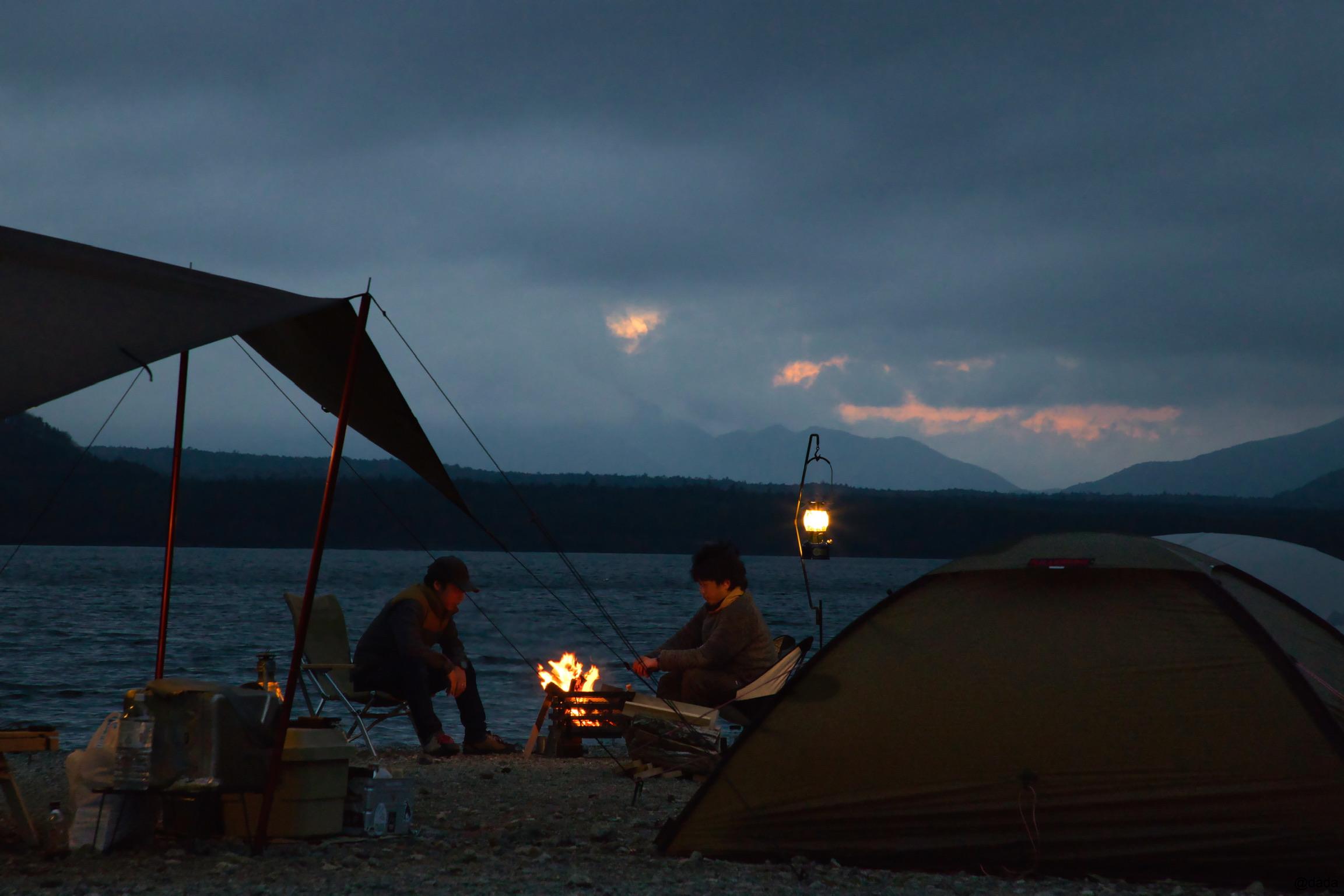 美しい西湖のほとりで湖畔キャンプを♪ 西湖・湖畔キャンプ場