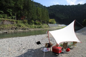 温泉スグ！区画と川原で遊ぶ♪　坪の内オートキャンプ場