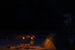 野性味溢れる温泉近くのフリーサイト。田辺川湯キャンプ場